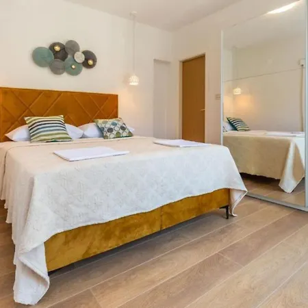 Pensionat And Tattoo - Modern & Free Parking Makarska