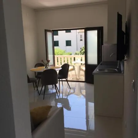And Tattoo - Modern & Free Parking Pensionat Makarska