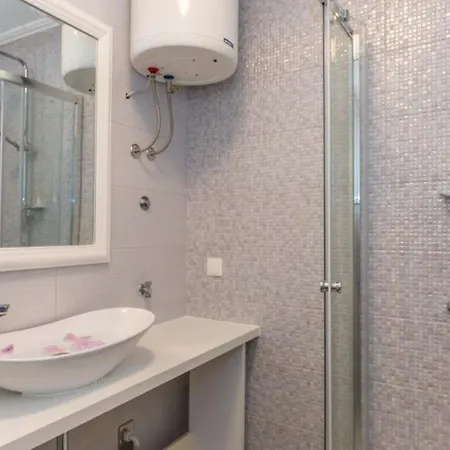 And Tattoo - Modern & Free Parking Pensionat Makarska
