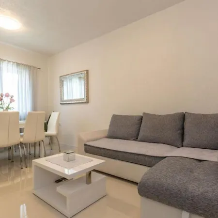 Pensionat And Tattoo - Modern & Free Parking Makarska